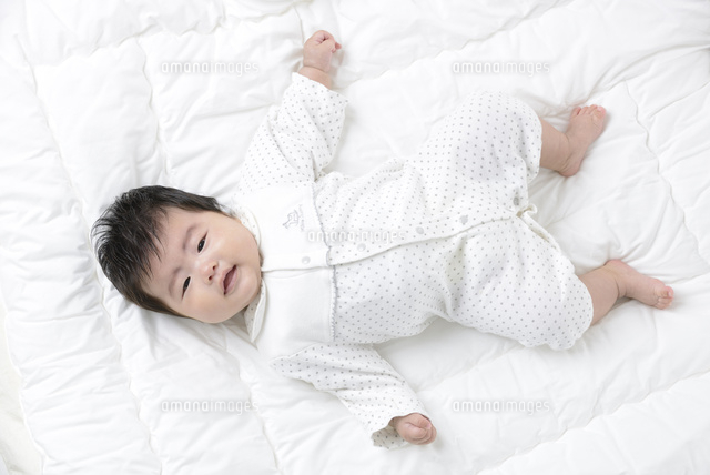 白い布団に寝転ぶ赤ちゃん
(c)NIIGATA PHOTO LIBRARY/SEBUN PHOTO