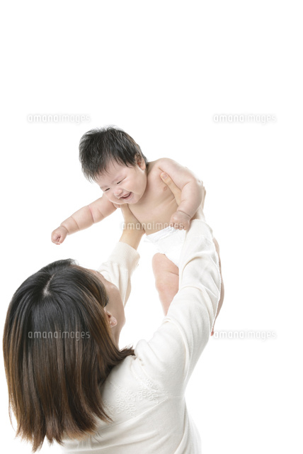 赤ちゃんを抱き上げる母親
(c)NIIGATA PHOTO LIBRARY/SEBUN PHOTO