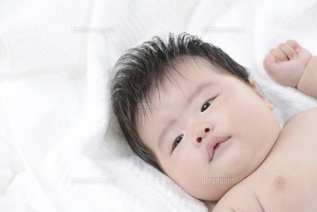 白い布団に寝転ぶ赤ちゃん
(c)NIIGATA PHOTO LIBRARY/SEBUN PHOTO