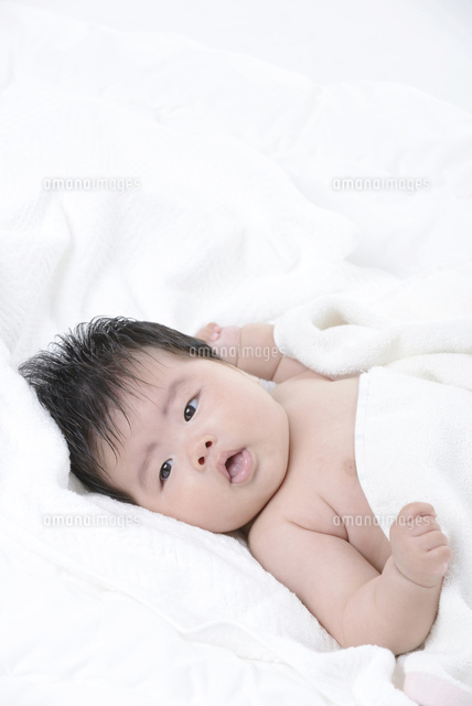 白い布団に寝転ぶ赤ちゃん
(c)NIIGATA PHOTO LIBRARY/SEBUN PHOTO