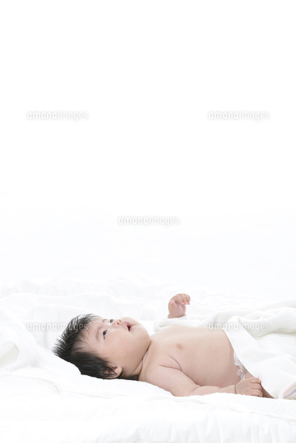 白い布団に寝転ぶ赤ちゃん
(c)NIIGATA PHOTO LIBRARY/SEBUN PHOTO