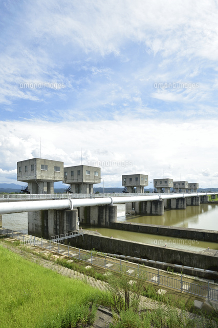 信濃川に架かる大島頭首工
(c)NIIGATA PHOTO LIBRARY/SEBUN PHOTO