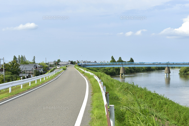 中ノ口川と道路
(c)NIIGATA PHOTO LIBRARY/SEBUN PHOTO