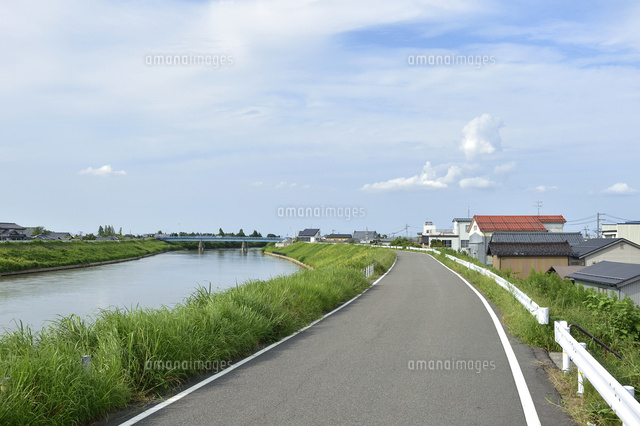 中ノ口川と道路
(c)NIIGATA PHOTO LIBRARY/SEBUN PHOTO