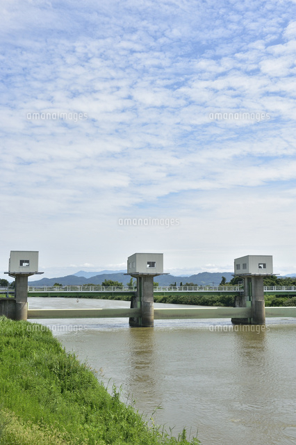 新潟市の中ノ口川に架かる上流部頭首工
(c)NIIGATA PHOTO LIBRARY/SEBUN PHOTO