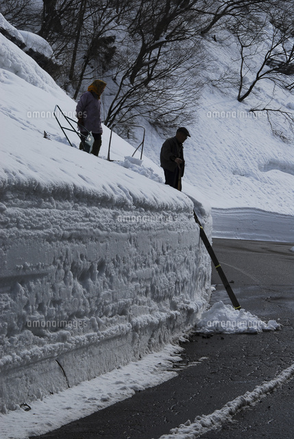 雪国の除雪された道路の雪壁の雪下ろし
(c)NIIGATA PHOTO LIBRARY/SEBUN PHOTO