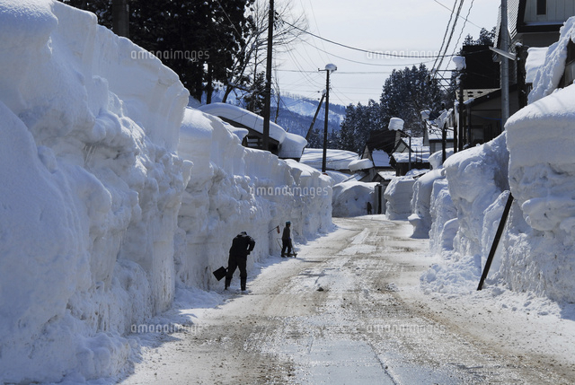 雪掻き作業をする人達
(c)NIIGATA PHOTO LIBRARY/SEBUN PHOTO