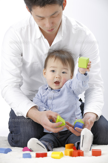 お父さんと遊ぶ赤ちゃん
(c)NIIGATA PHOTO LIBRARY/SEBUN PHOTO