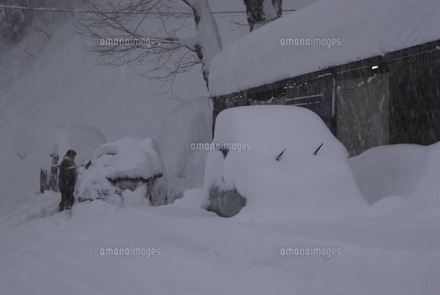 雪国の自動車の雪下ろし
(c)NIIGATA PHOTO LIBRARY/SEBUN PHOTO