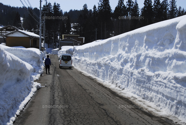 雪国の除雪された道路と雪壁
(c)NIIGATA PHOTO LIBRARY/SEBUN PHOTO