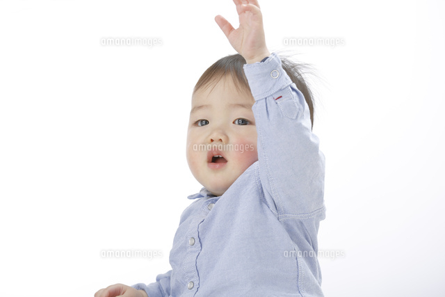 左手を上げる赤ちゃん
(c)NIIGATA PHOTO LIBRARY/SEBUN PHOTO