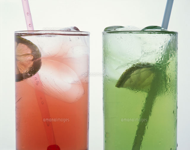 ストローのささったグラスの緑色と赤の飲み物
(c)YOSHIO NIIKURA/orion