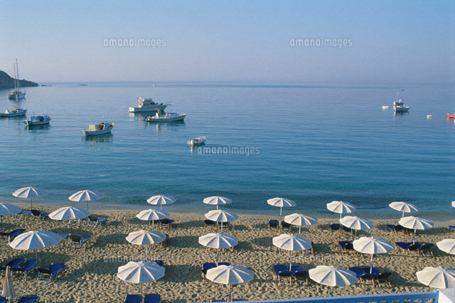 プラティ・ヤスロビーチの並んだパラソル ミコノス島 ギリシャ
(c)HITOSHI OKAMOTO/SEBUN PHOTO