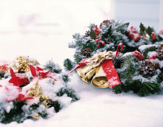 雪をかぶる2個のクリスマスリース
(c)KAZUO OGAWA/orion