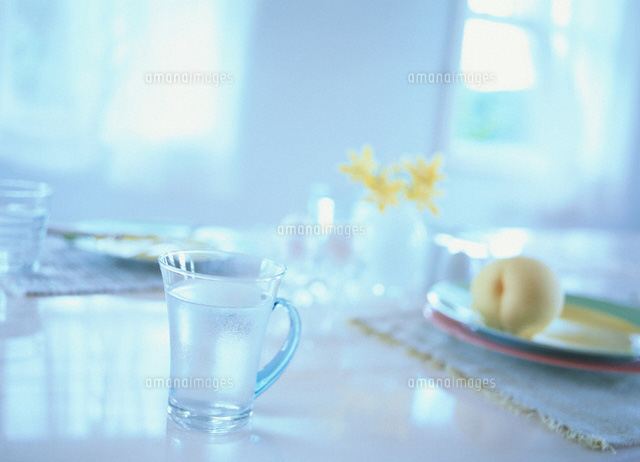水の入ったコップと白桃のある食卓イメージ
(c)KAZUO OGAWA/orion