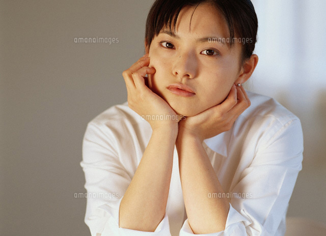 頬づえをする日本人の女性
(c)KAZUO OGAWA/orion