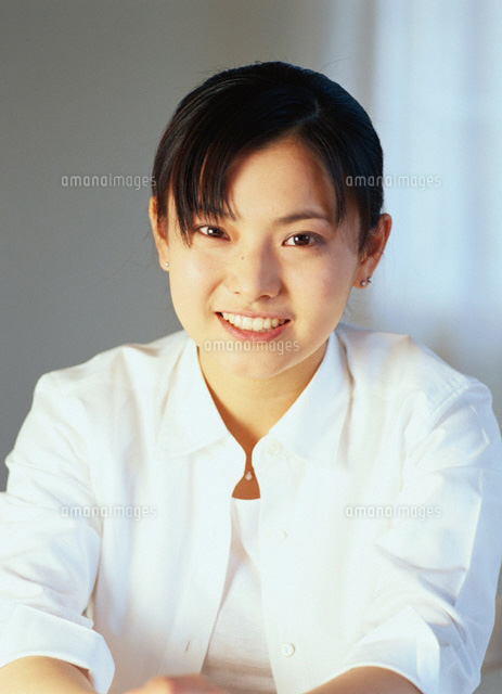 白いシャツの日本人の女性
(c)KAZUO OGAWA/orion
