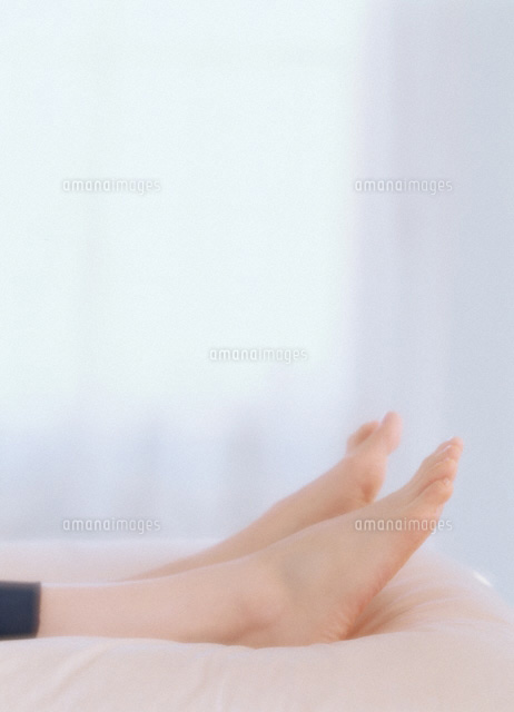 ベットと女性の足
(c)KAZUO OGAWA/orion