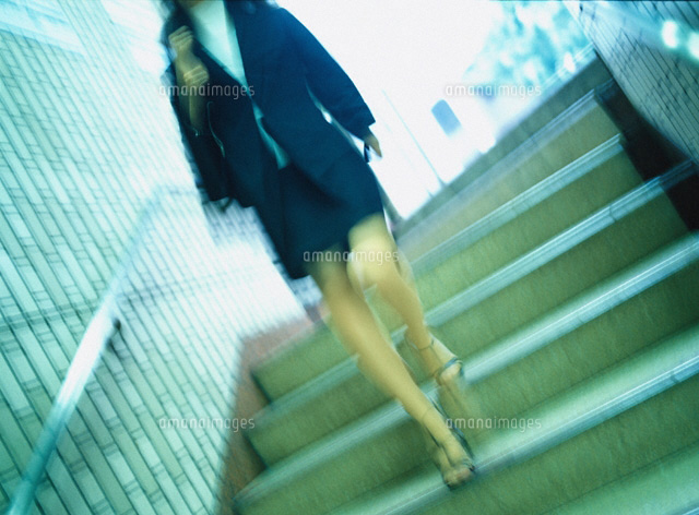 階段を下りる女性
(c)KAZUO OGAWA/orion