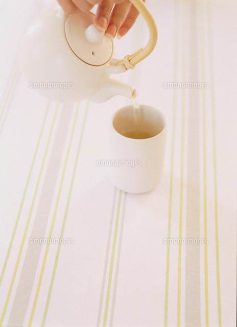 日本茶を注ぐ
(c)KAZUO OGAWA/orion
