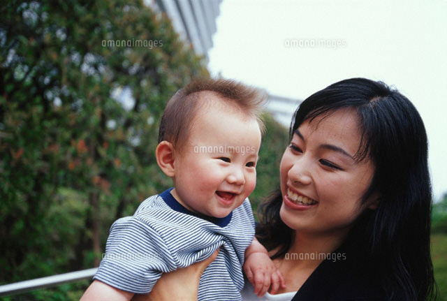 赤ちゃんを抱く日本人の母親
(c)KAZUO OGAWA/orion