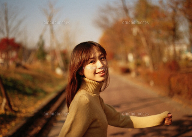 笑顔の公園の日本人の女性
(c)KAZUO OGAWA/orion