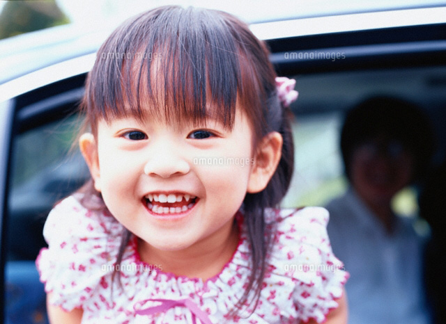 車の窓から乗り出す日本人の女の子
(c)KAZUO OGAWA/orion