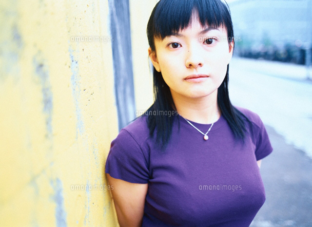 壁にもたれる日本人の女性
(c)KAZUO OGAWA/orion