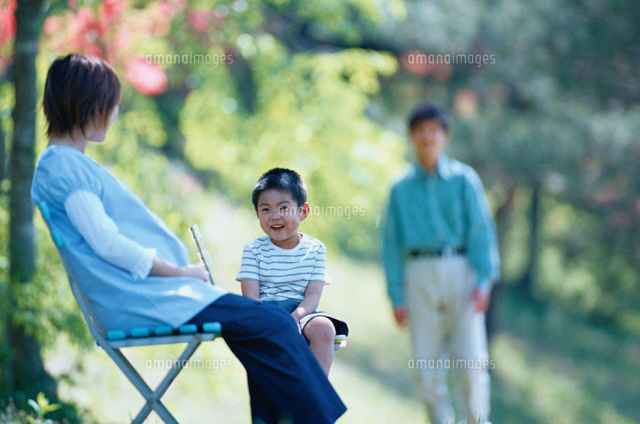 日本人の父親とイスに座る母親と子供
(c)KAZUO OGAWA/orion