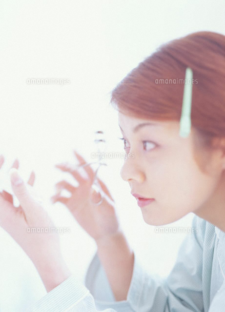 メイクをする日本人の女性の横顔
(c)KAZUO OGAWA/orion