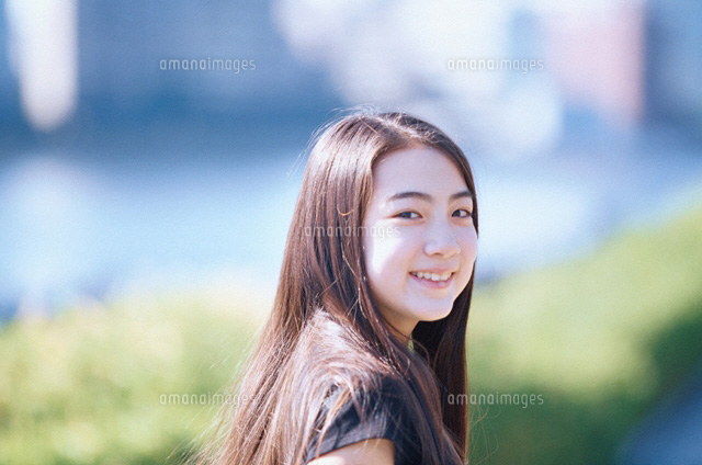 振り返る日本人の女性
(c)KAZUO OGAWA/orion