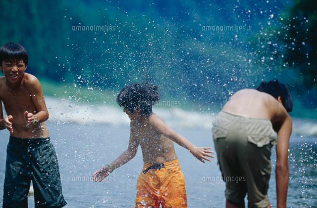 川遊びをする3人の日本人の男の子
(c)KAZUO OGAWA/orion