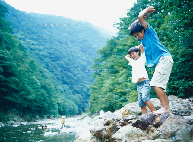 川遊びをする2人の日本人の男の子
(c)KAZUO OGAWA/orion