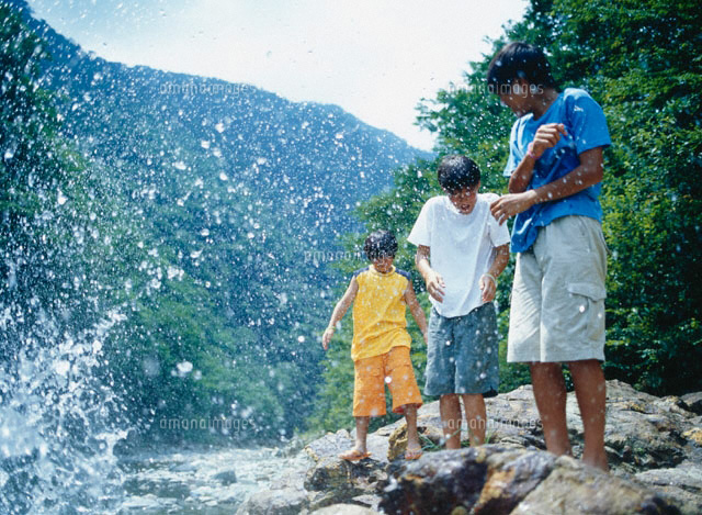 川遊びをする3人の日本人の男の子
(c)KAZUO OGAWA/orion