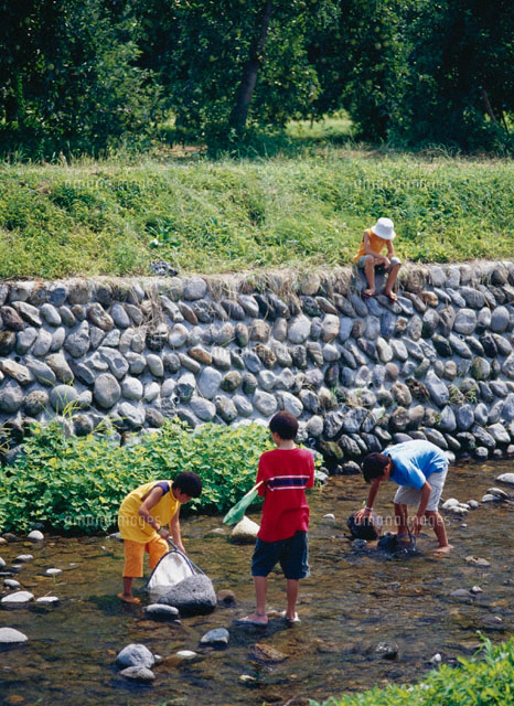 川遊びをする4人の日本人の男の子
(c)KAZUO OGAWA/orion