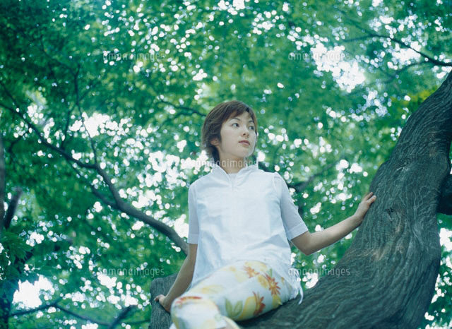 木に座る日本人の女性
(c)KAZUO OGAWA/orion
