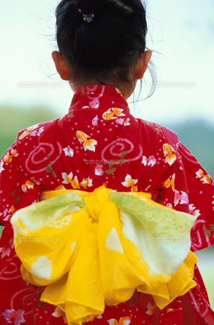 黄色い帯を巻いた浴衣姿の女の子の後姿
(c)KAZUO OGAWA/orion