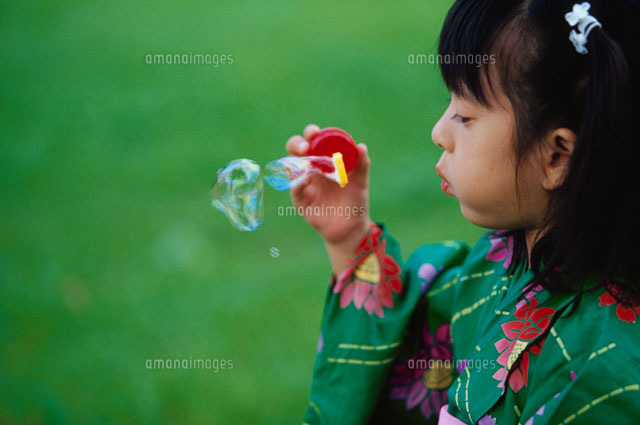 シャボン玉を吹く浴衣姿の女の子の横顔 日本人
(c)KAZUO OGAWA/orion