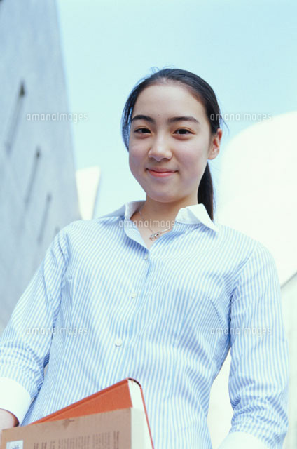 本を持つ日本人の女の子
(c)KAZUO OGAWA/orion
