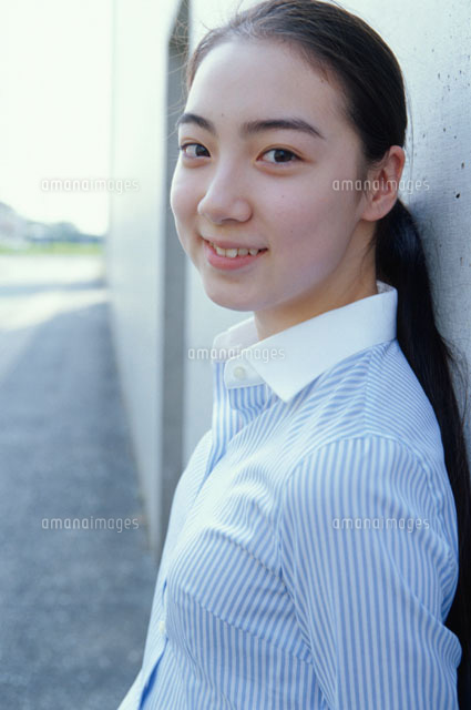 壁に寄り掛かる日本人の女の子
(c)KAZUO OGAWA/orion