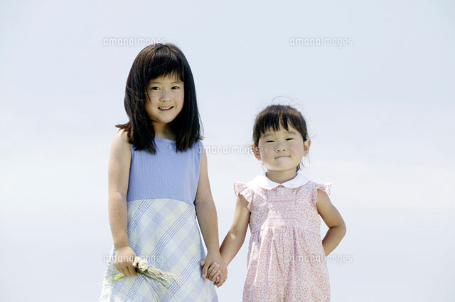 手を繋ぐ2人の日本人の女の子
(c)KAZUO OGAWA/orion