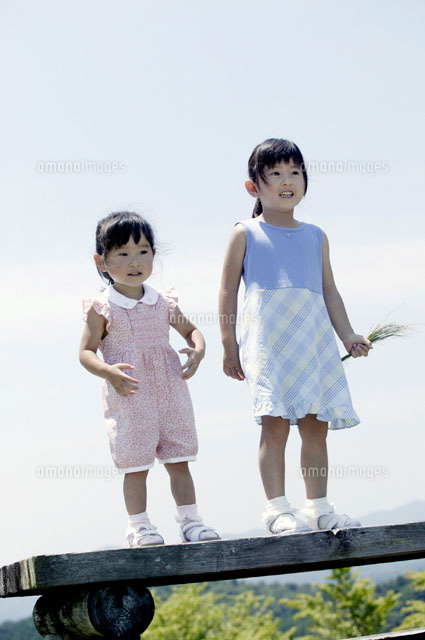 公園のベンチに立つ2人の日本人の女の子
(c)KAZUO OGAWA/orion