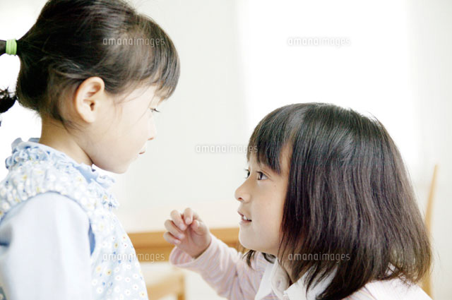向き合う2人の日本人の女の子
(c)KAZUO OGAWA/orion