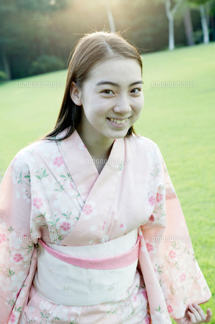 公園にいる浴衣姿の日本人の女の子
(c)KAZUO OGAWA/orion