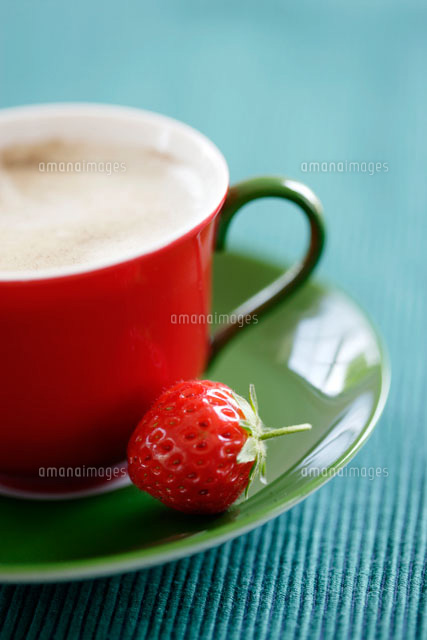 一杯のカプチーノとイチゴ
(c)KAZUO OGAWA/orion
