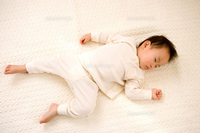 眠る日本人の赤ちゃん
(c)KAZUO OGAWA/orion