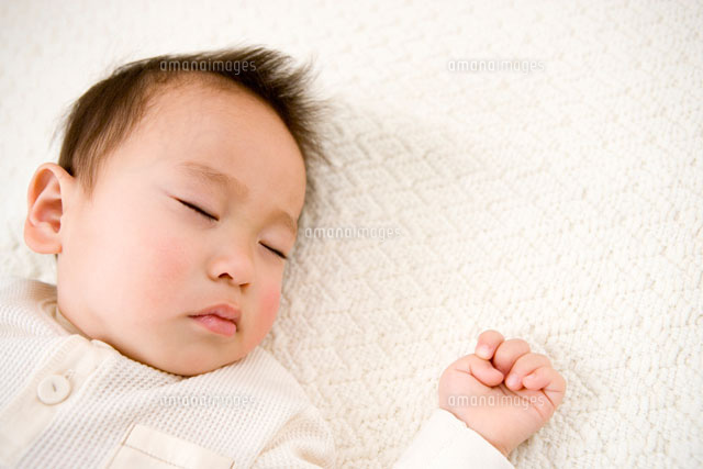 眠る日本人の赤ちゃん
(c)KAZUO OGAWA/orion