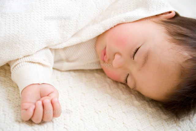 眠る日本人の赤ちゃん
(c)KAZUO OGAWA/orion