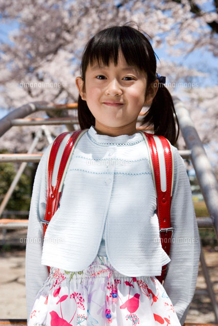 ランドセルを背負った女の子と桜
(c)KAZUO OGAWA/orion