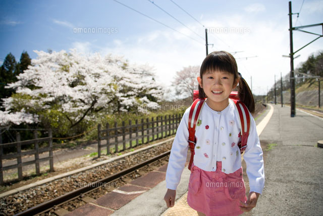 ランドセルを背負った女の子と桜
(c)KAZUO OGAWA/orion